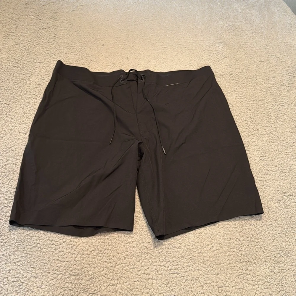 Vuori Knox Boardshort Men's Boardshorts Men's Black Swim Shorts Size 38